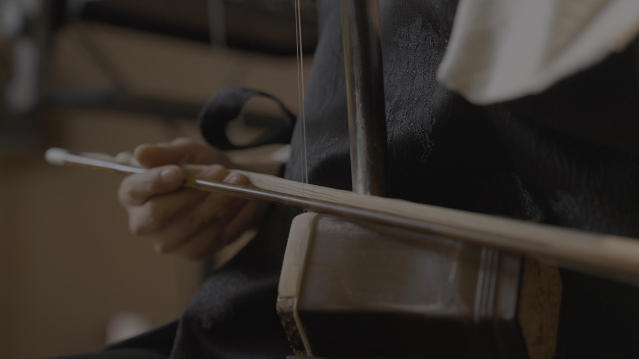 Bow and string detail during an erhu performance